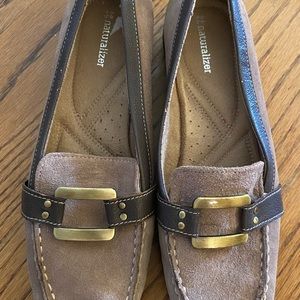 Naturalizer women’s loafer with bronze detail size 9M.